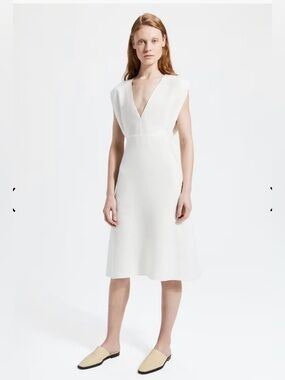 Theory deep v easy dress in pure linen size 6 - like new